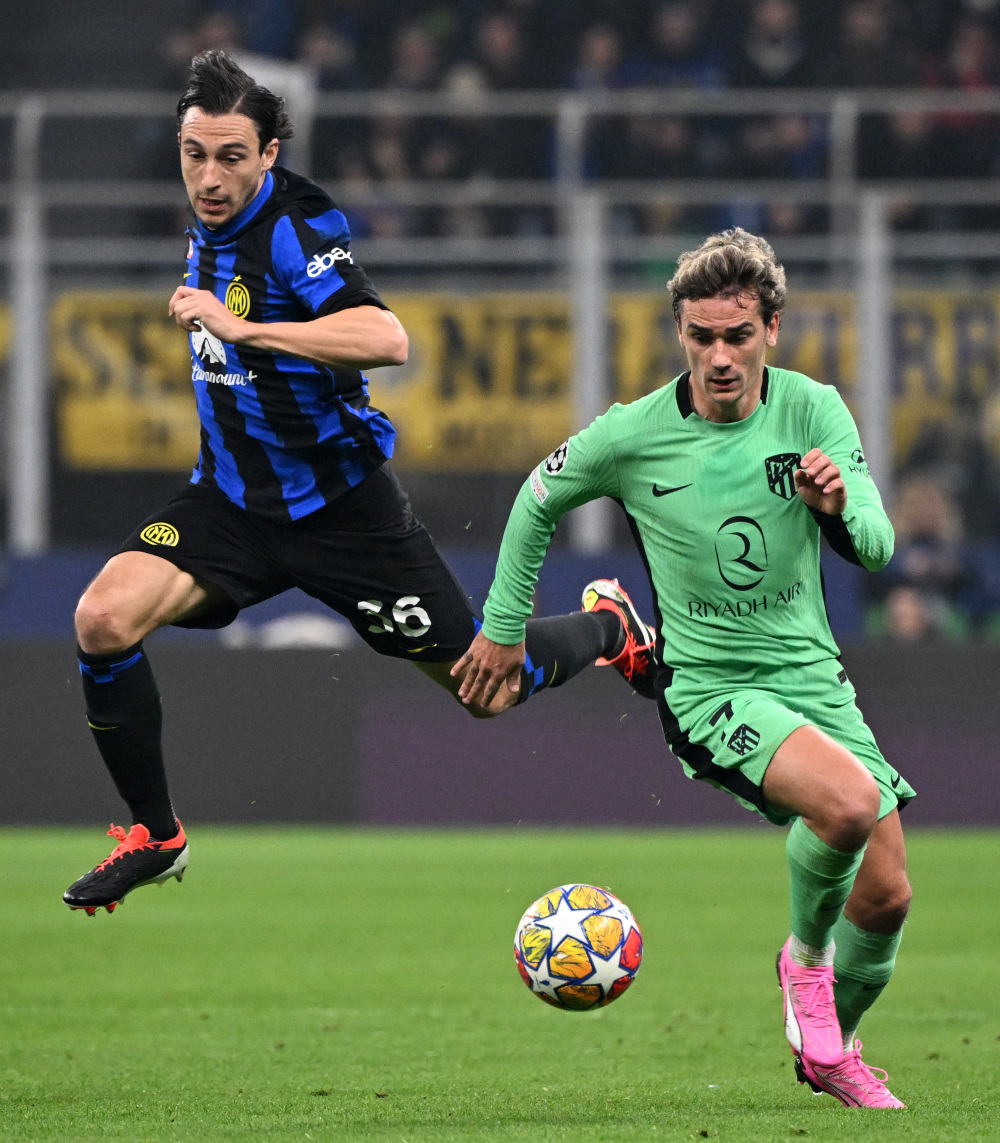 理性追星，新鹏城vs成都赛后有球迷跳下看台与韦世豪合影