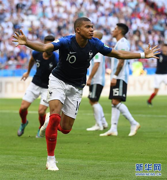 阿尔巴达成迈阿密百场里程碑，获赠纪念球衣+全队合影庆祝