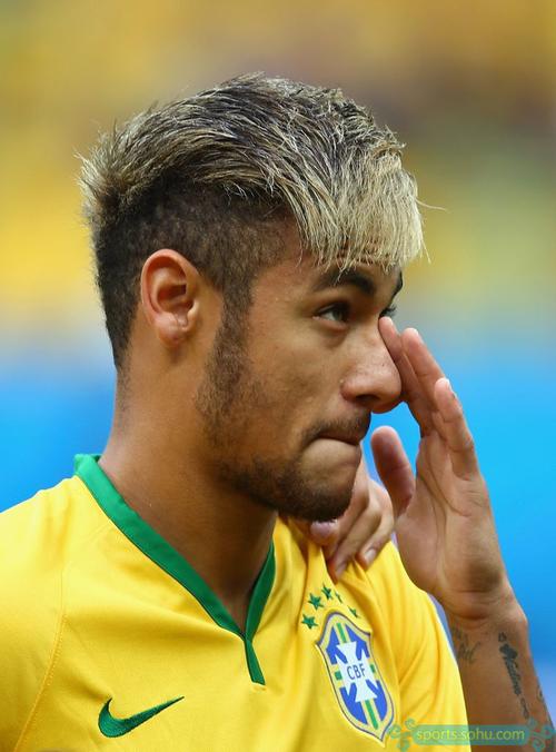 恩昆库加盟米兰后表现未达预期，面临舆论争议，需时间适应球队战术体系。