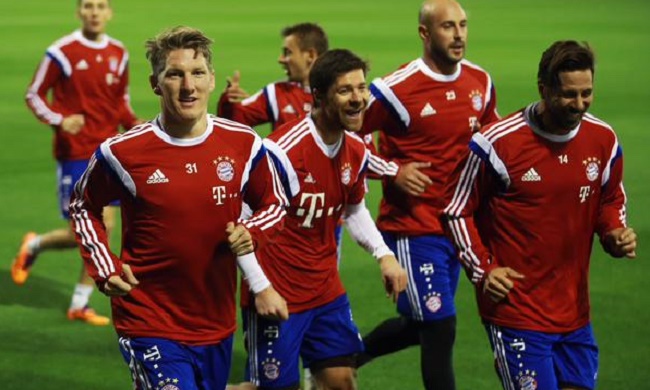 躺着进球，热那亚前锋科隆博在倒地情况下一脚完成破门